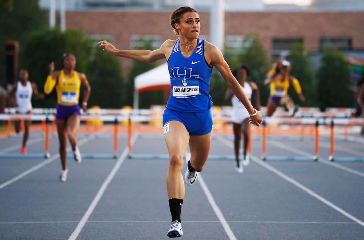 Sydney McLaughlin, destacándose como atleta para la Universidad de Kentucky, con el uniforme de competición.